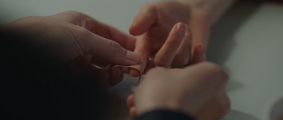 恩浩一邊貼OK繃，一邊提醒智允要照顧自己