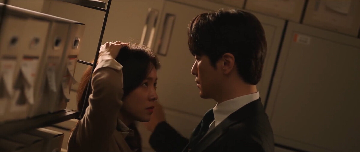 恩浩盯著智允一舉一動，這眼神也太有愛了！