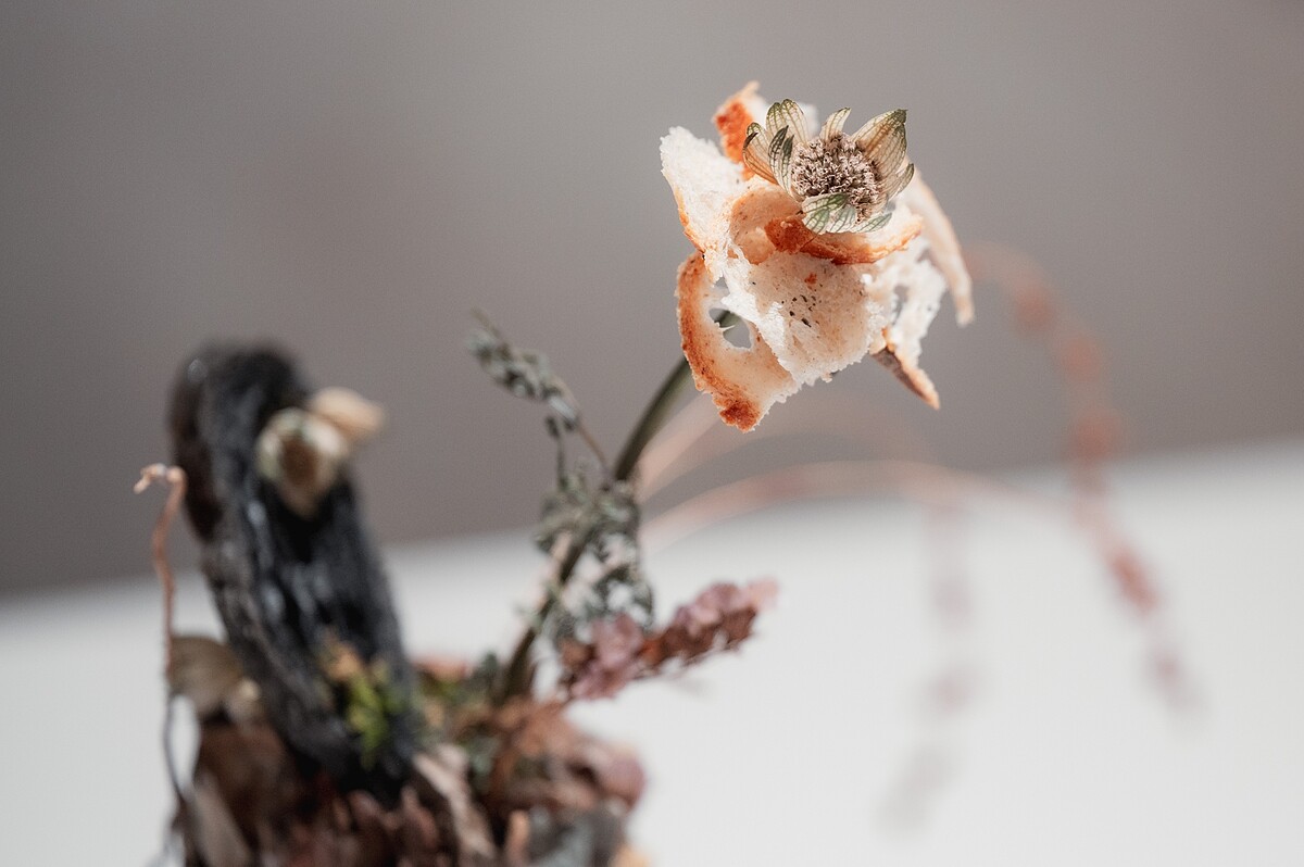 Moon Baking複合媒材作品，展現原始、粗獷的質感，呼應美食透過香氣轉化為記憶的展覽主題。