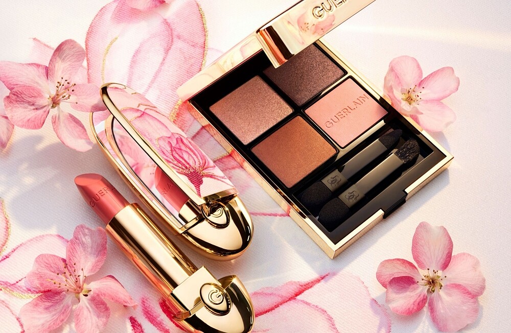 嬌蘭高訂深邃四色眼影盤(#129 Honey Amber)，NT3,350。紅寶之吻高訂唇膏櫻之墨彩限定版彩殼，NT1,350