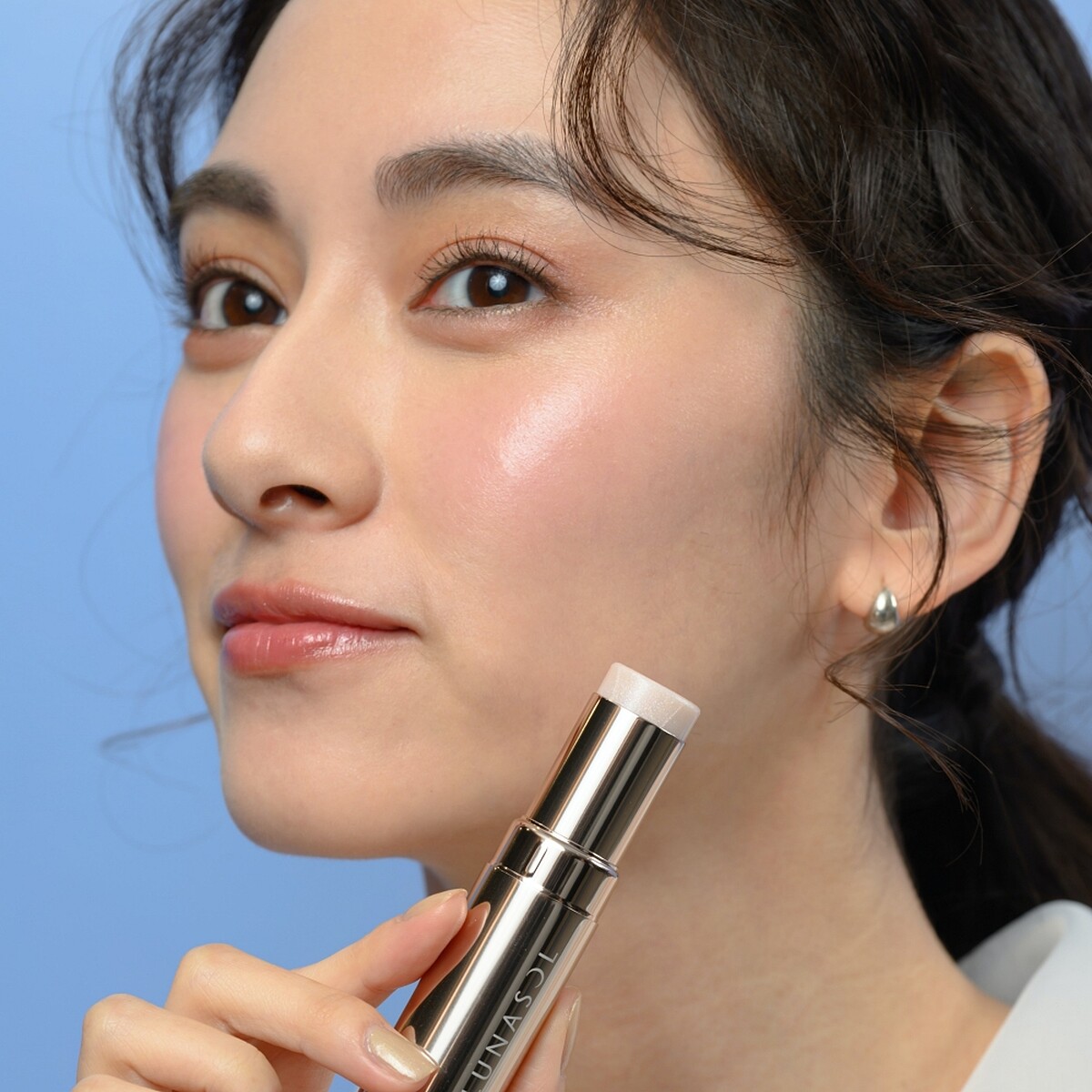 LUNASOL晶巧清透柔光棒#02模特兒試色。