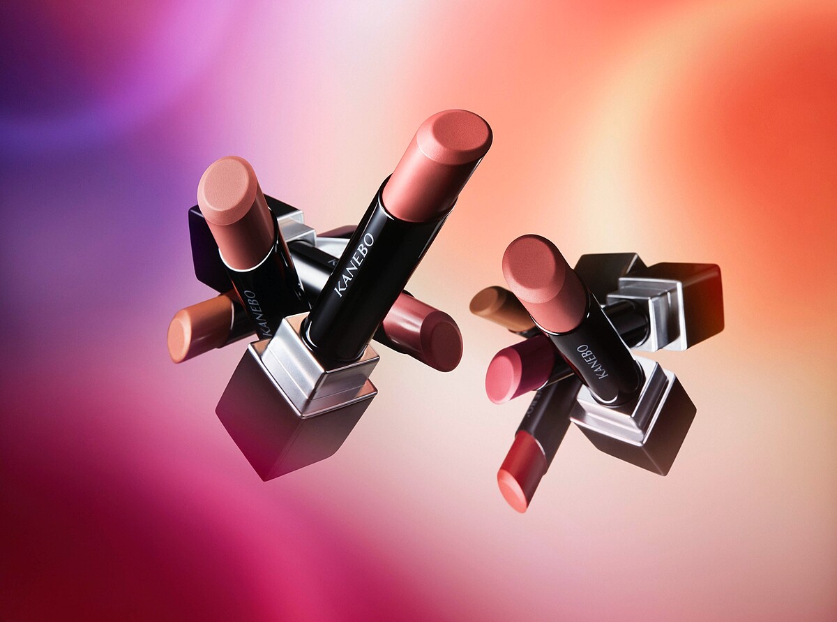 KANEBO星燦嫣紅悸動唇膏以「濕度感」、「微熱之紅」和「柔軟感」爲表情注入豐富的生命力。