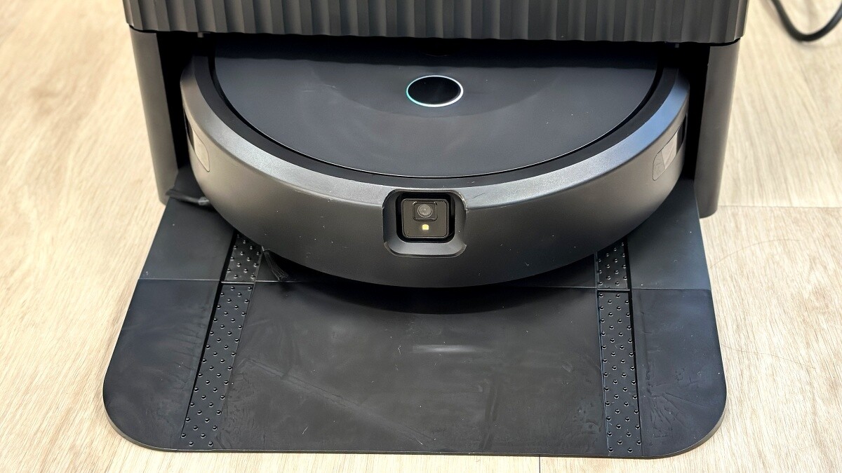 iRobot Roomba Combo 10 Max集塵座與掃拖機器人特寫