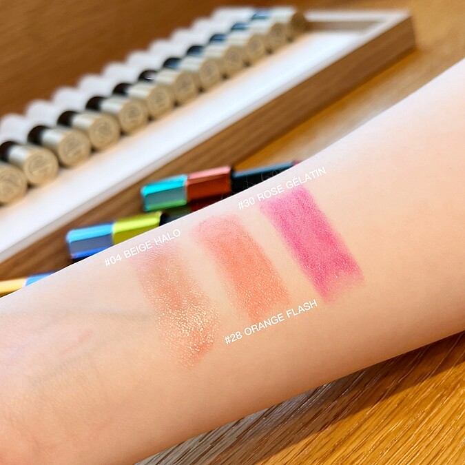 愛馬仕2025春夏限量版Rouge Brillant Silky 絲柔亮澤唇膏手部試色。