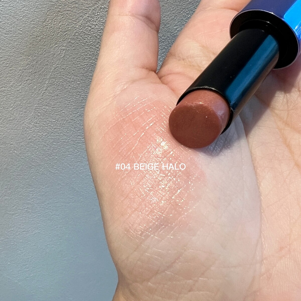 愛馬仕2025春夏限量版Rouge Brillant Silky 絲柔亮澤唇膏#04 BEIGE HALO自然色手部試色。