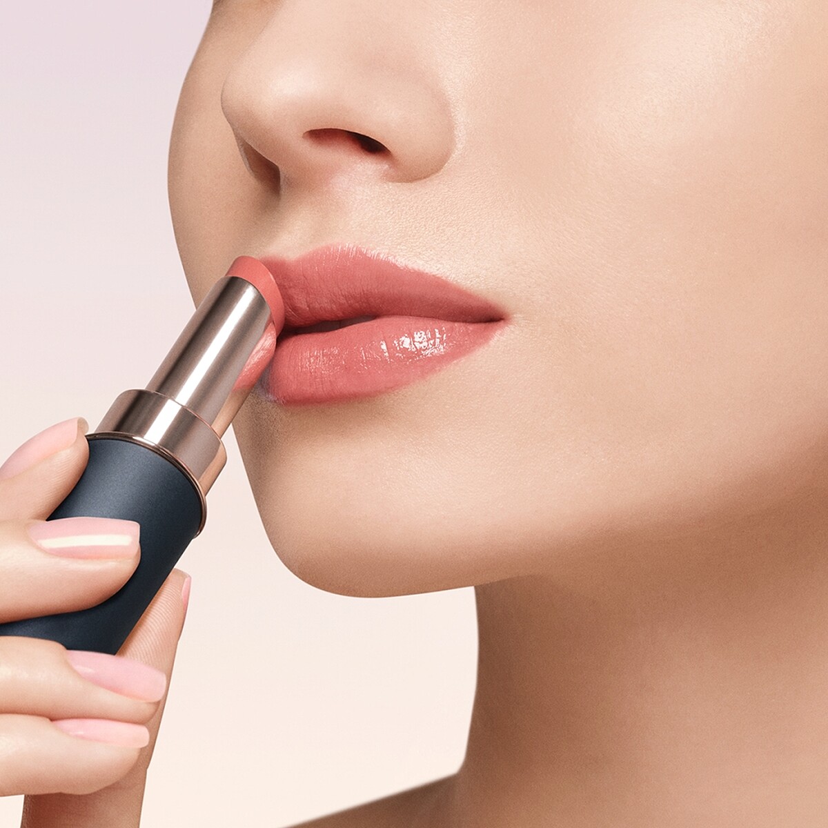 黛珂恆潤緞采唇膏(#13G)示範照。