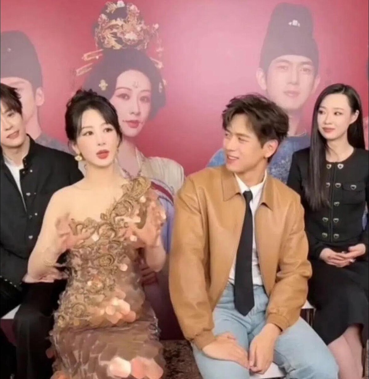 楊紫公開抱怨劇組，身旁的李現聽了笑到不行（右）。