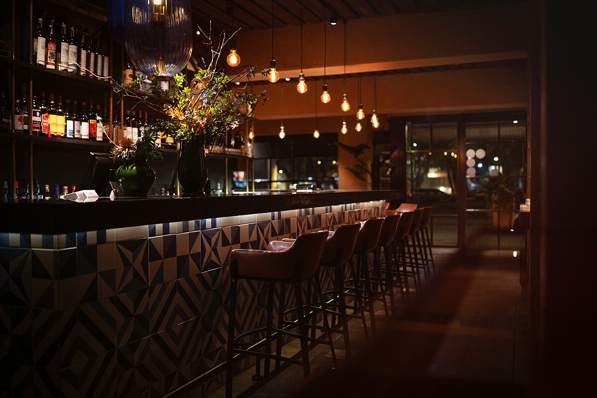 吧台加入日本金繼工藝的金箔漆。