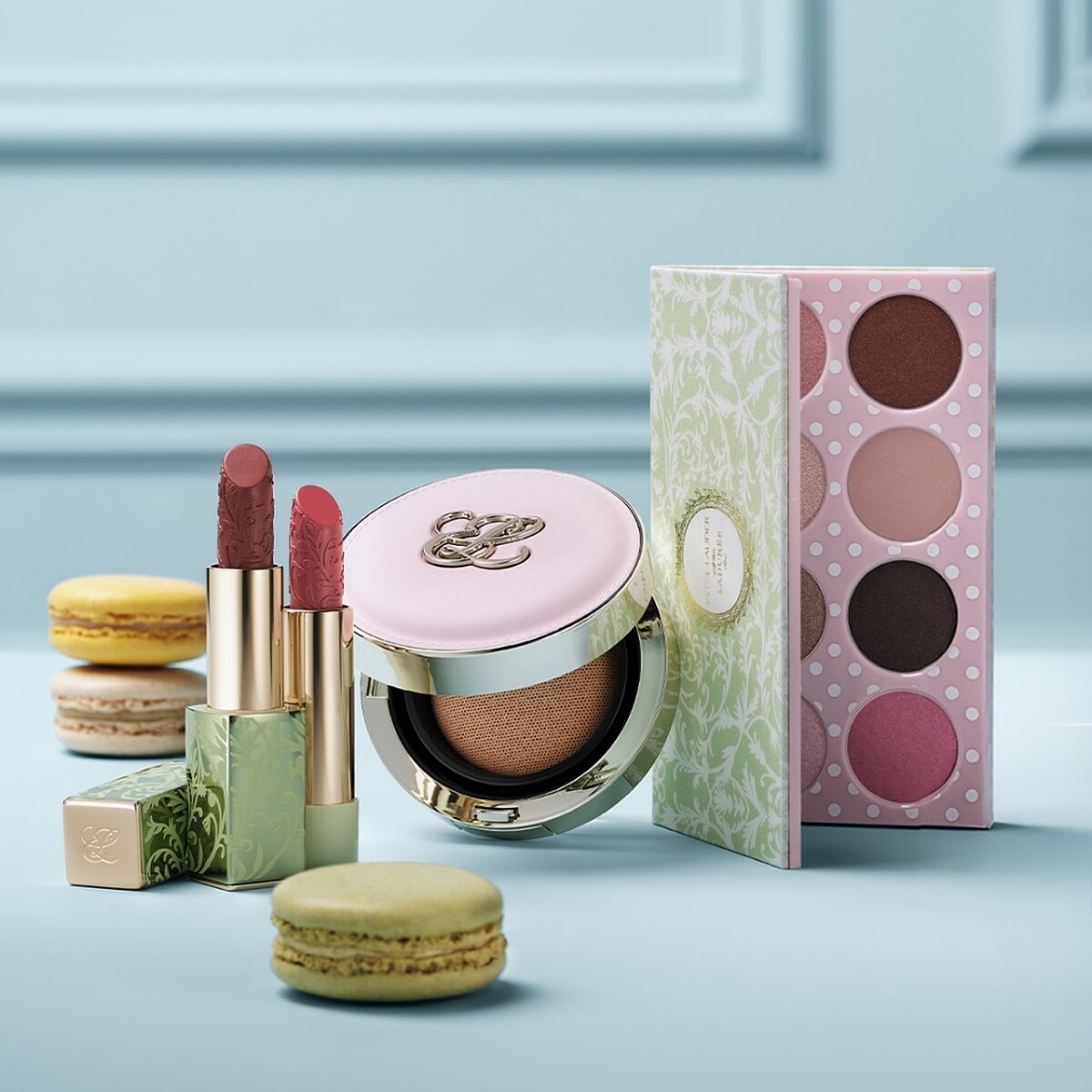 雅詩蘭黛驚喜攜手法國百年精品馬卡龍Ladurée推出2025年情人節限量彩妝。