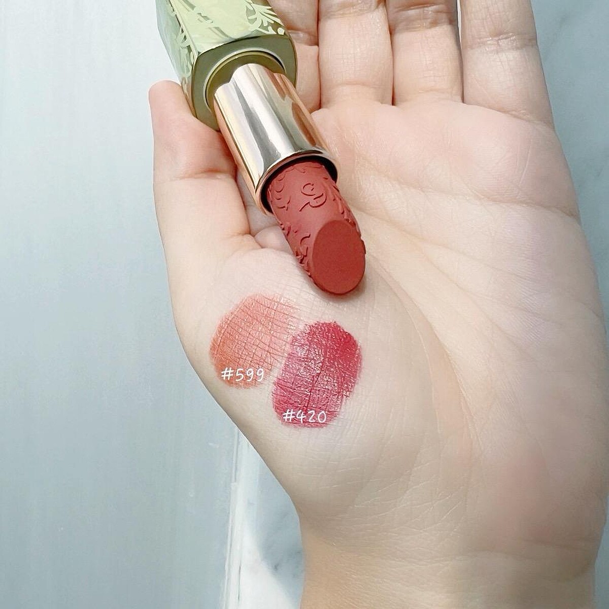 雅詩蘭黛絕美奢潤精萃唇膏組Ladur&eacute;e聯名款(#420荔枝玫瑰、#599放肆索吻)手部試色。