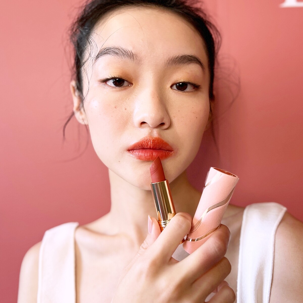 蘭蔻絕對完美唇膏絲絨霧感2025情人節限定版(#280裸桃粉棕)模特兒實擦。