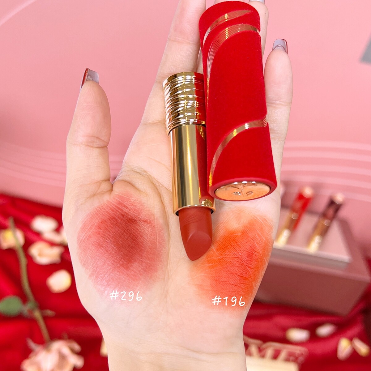 蘭蔻絕對完美唇膏絲絨霧感2025情人節限定版(#296烏木紅棕、#196落日暖橙)手部試色。