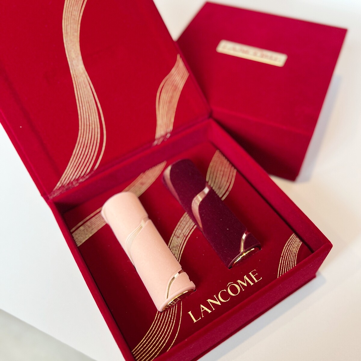 蘭蔻2025情人節紅絲絨限量唇膏禮盒。