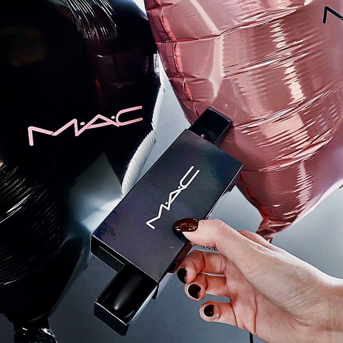 M.A.C 2025情人節獻上雙倍偷心禮盒。