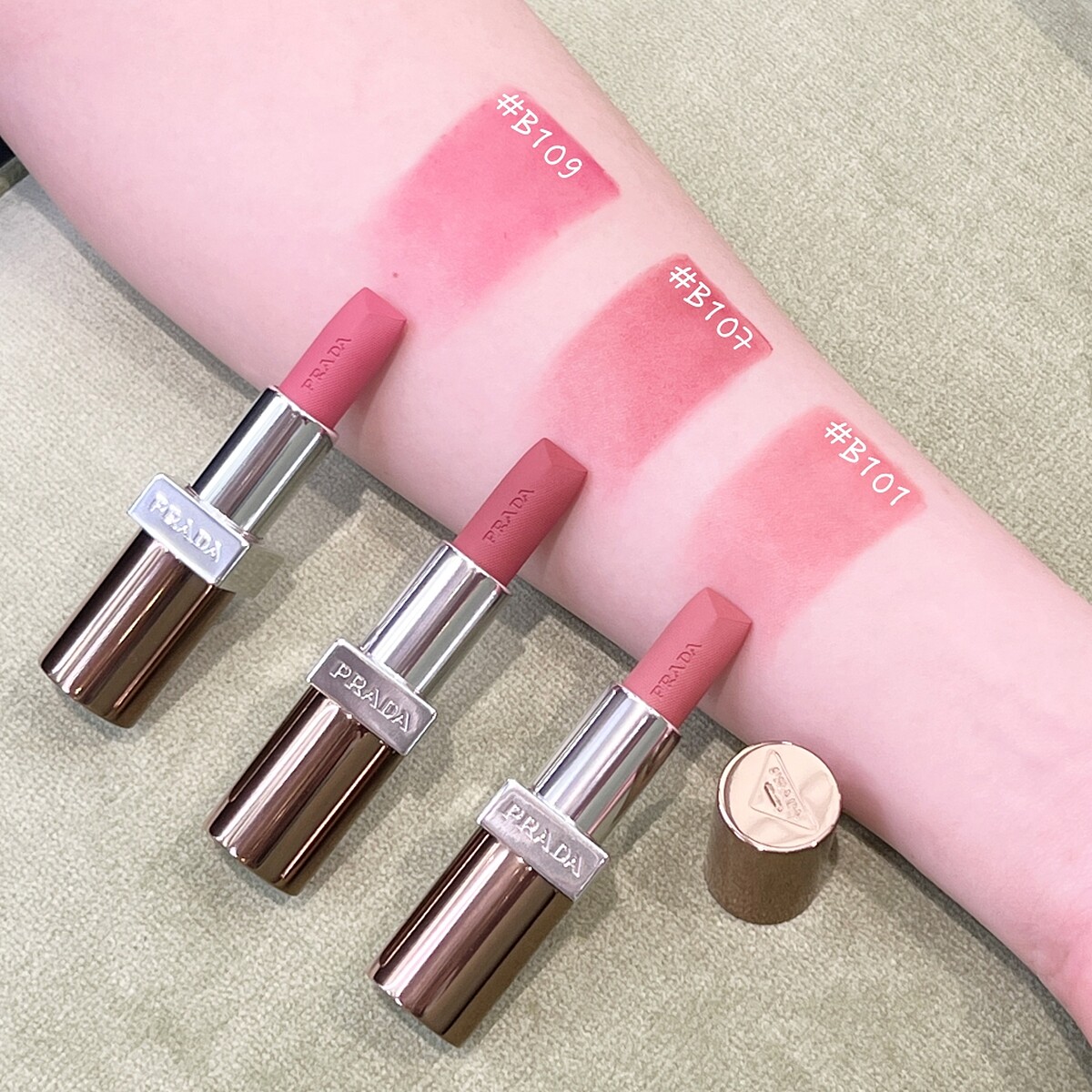 Prada Beauty尼龍柔霧唇膏麂皮摩卡限定版#B101廢裸棕、 #B107峽谷紅、#B109酒漬紅手部試色。