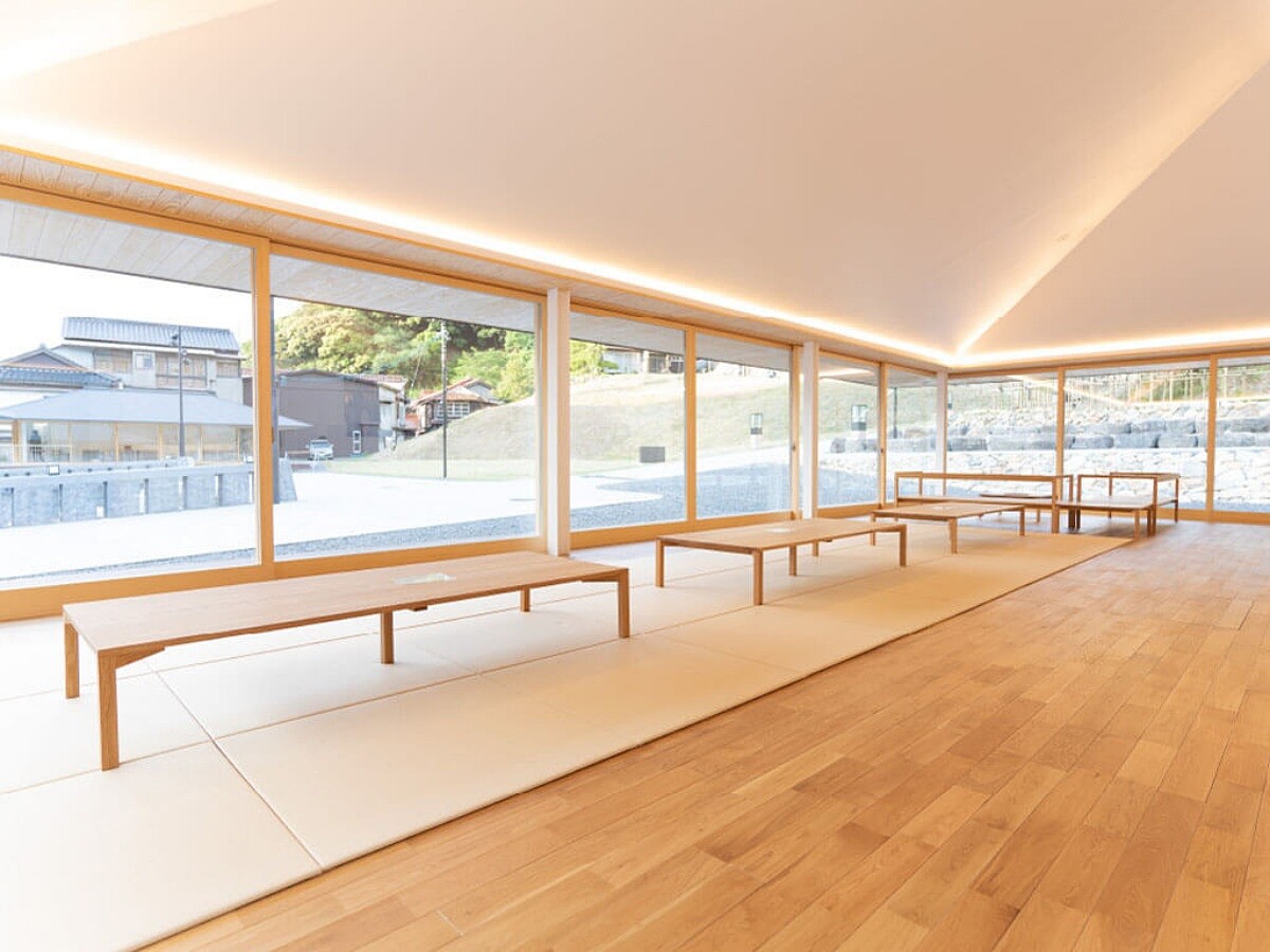 擁有三面玻璃窗的開放式休息區。