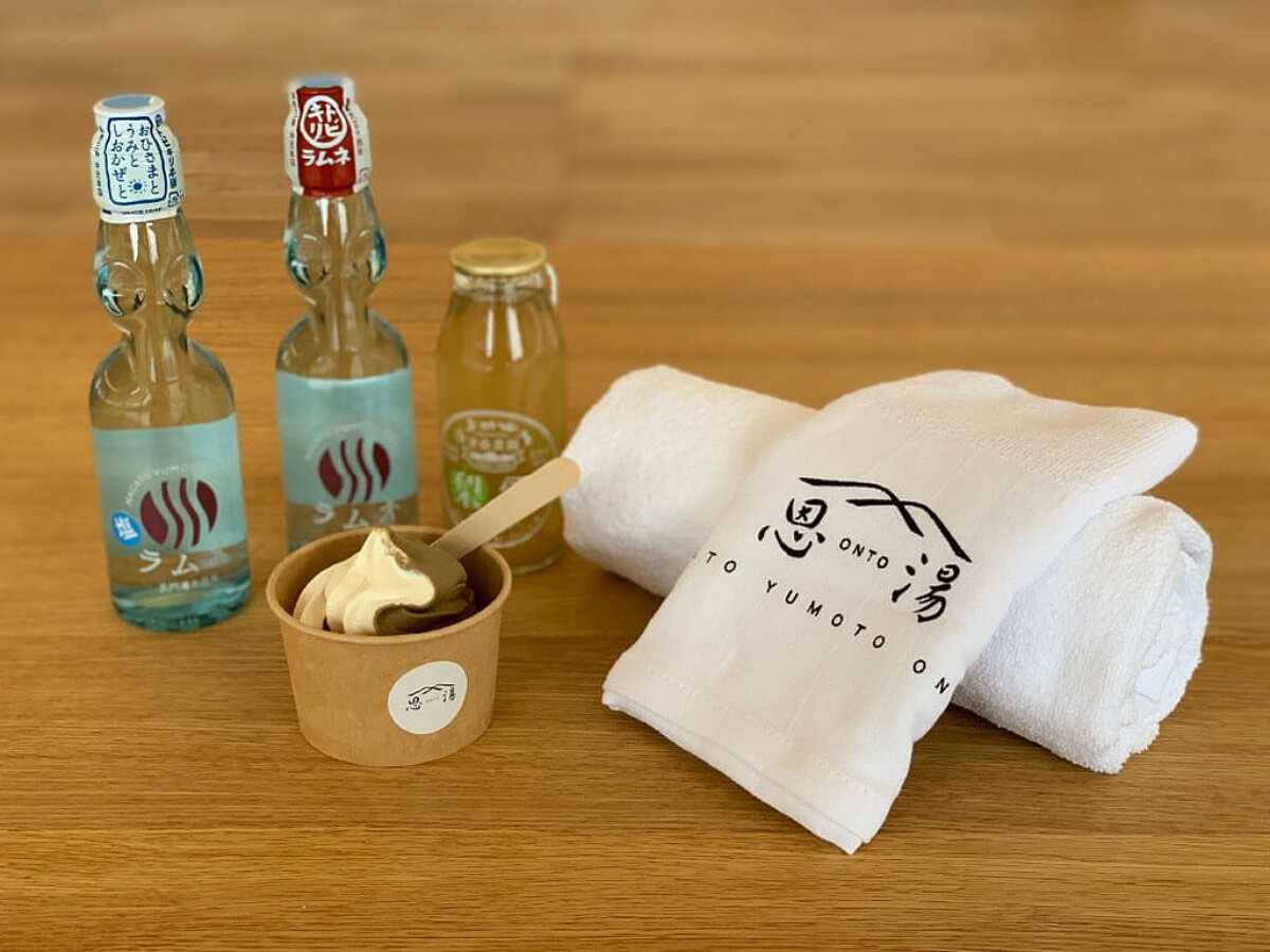 烘焙茶口味冰淇淋、汽水以及毛巾。