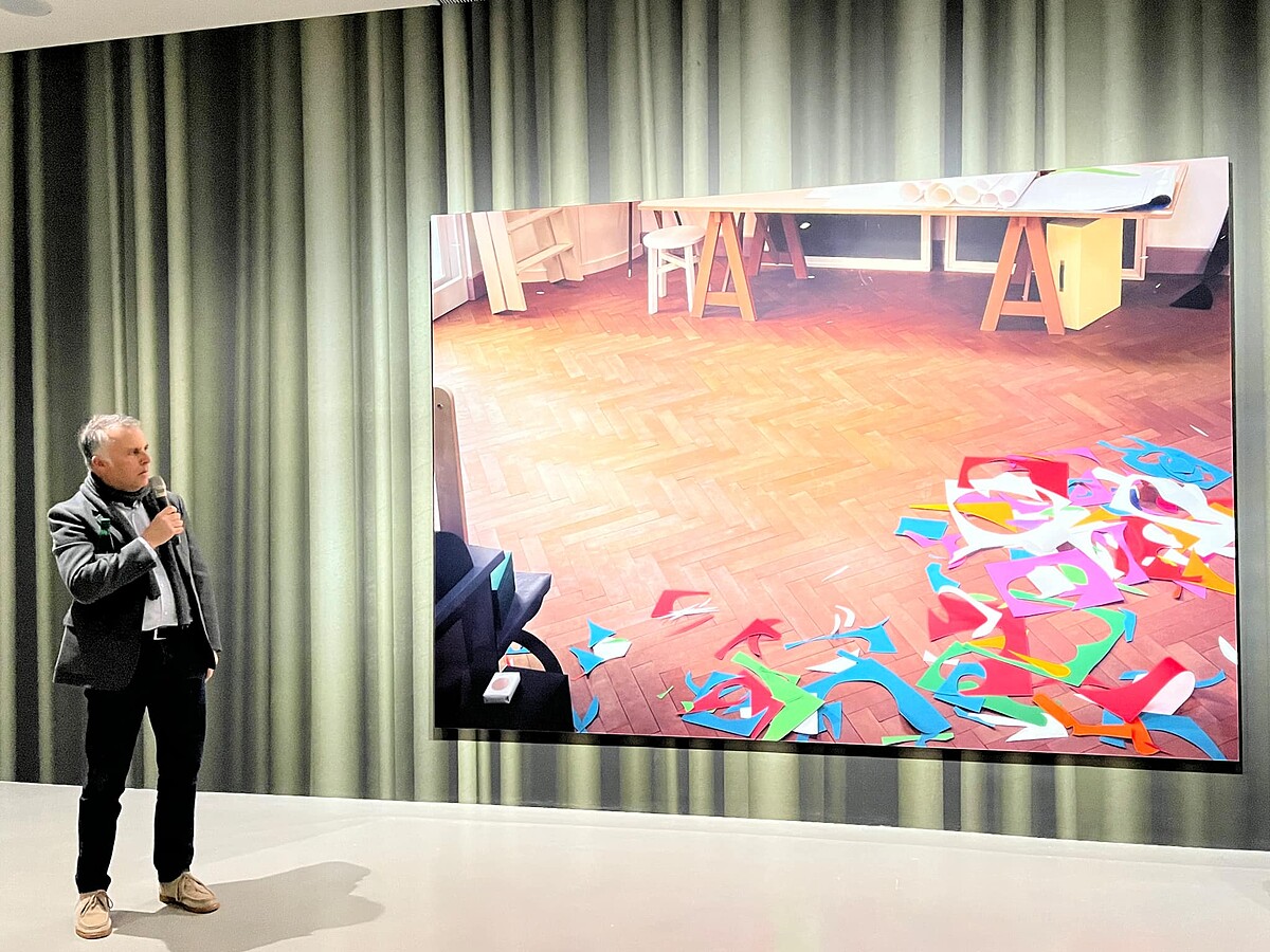 策展人與德曼重現藝術家紙藝創作現場的模型攝影作品。Melody TU 採訪拍攝。