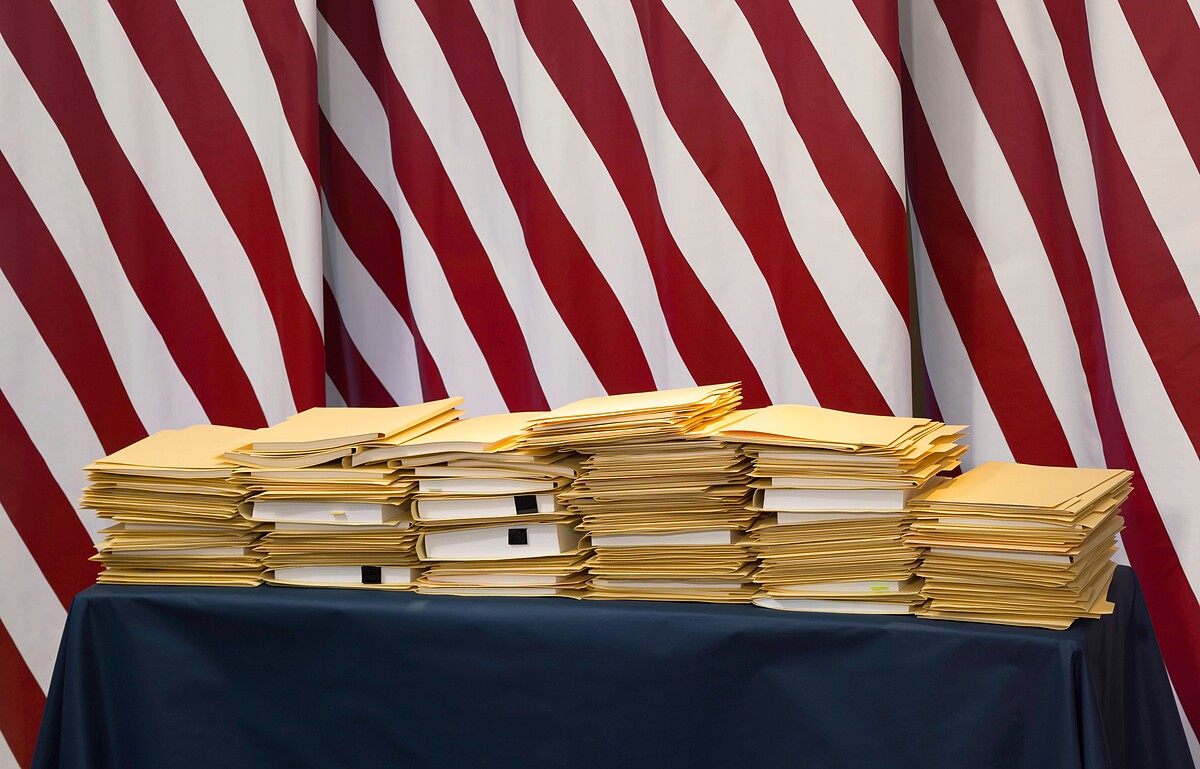 川普就職總統時，為證明他已交出名下企業經營權而帶來文件，文件卻禁止他人拆閱，只是堆疊在現場。托瑪斯．德曼，《文件夾》，2017，C-Print／水晶裱，125 &times; 195 公分。圖像由藝術家與北美館提供。&copy; Thomas Demand, VG Bild-Kunst, Bonn.