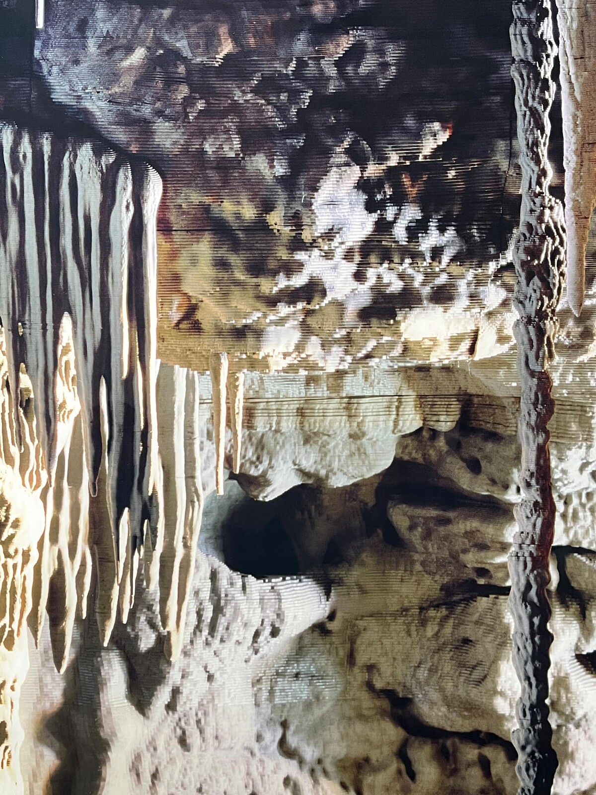 《石窟》局部。彷彿低像素的畫面，其實是紙張細緻的堆疊。Melody TU 採訪拍攝。