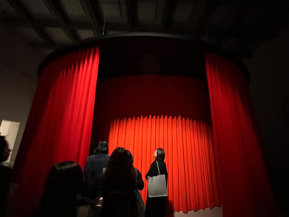 進入紅色布幔中觀看定格動畫《太平洋豔陽號》（2012）。Melody TU 採訪拍攝。