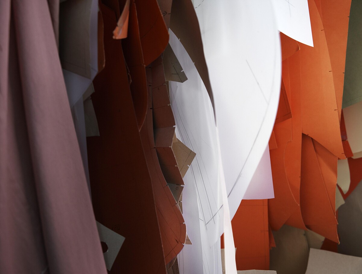 托瑪斯．德曼，《椋鳥》，模型研究4，2020，數位版畫框裱，135 &times; 172 公分。圖像由藝術家與北美館提供。&copy; Thomas Demand, VG Bild-Kunst, Bonn.