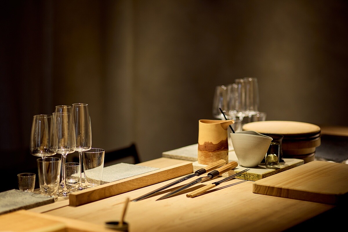 「鮨多芽」注重細節，使用器皿皆精挑細選。