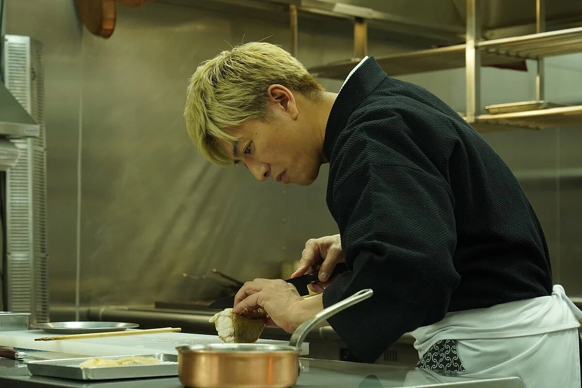 尾花夏樹上演一段用心良苦的對決戲碼。