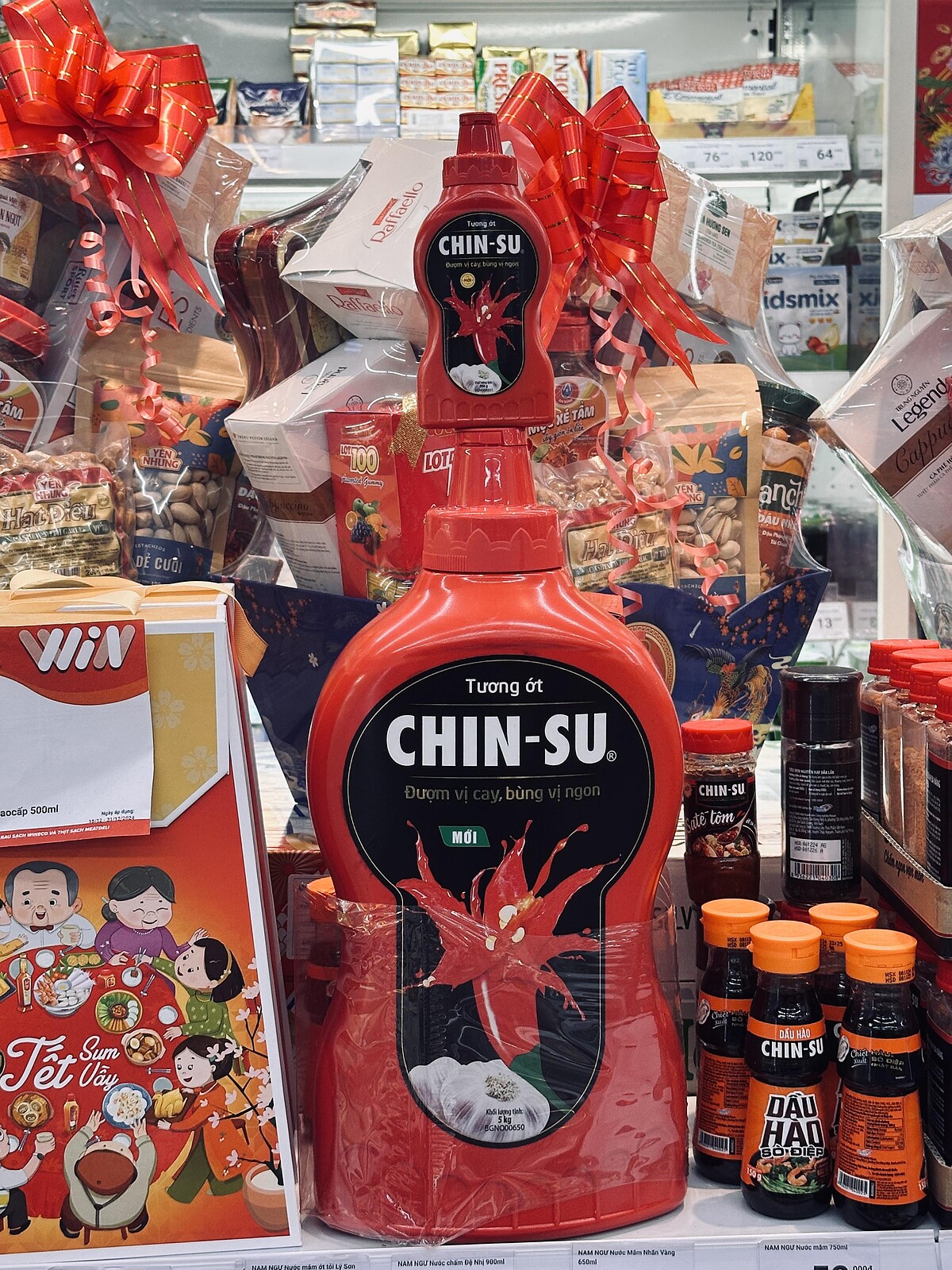 很幽默的五公斤辣椒醬，與TUẤN推薦的250g對比。