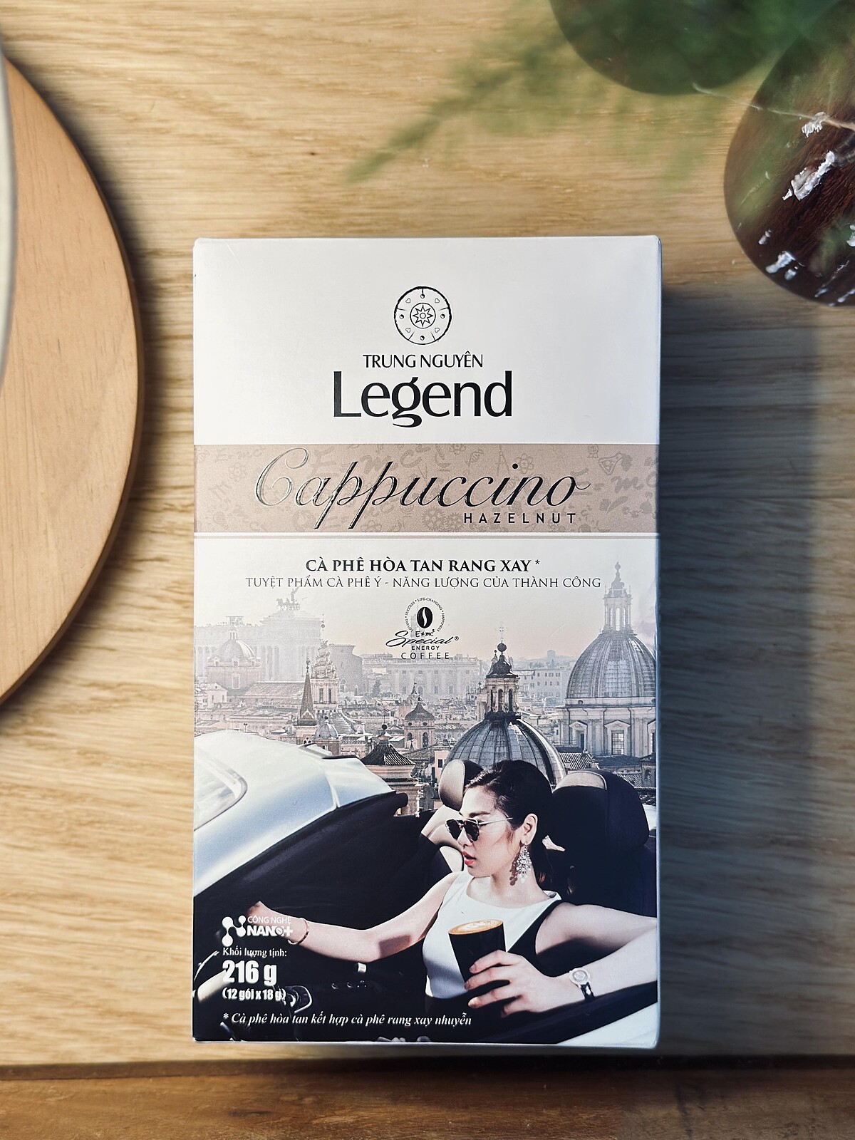 Legend咖啡主打都會感，每種包裝上都會有時髦都會女子。