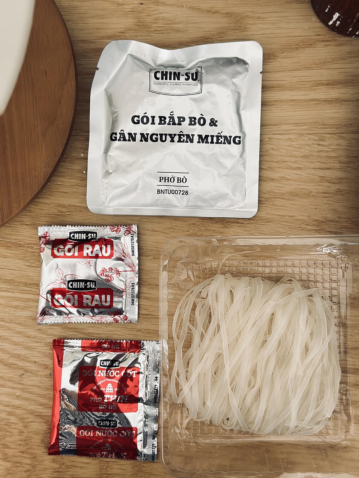 內容物有河粉本體、料包與附有牛腩跟牛筋的肉包，所以很殘念無法帶回台灣。