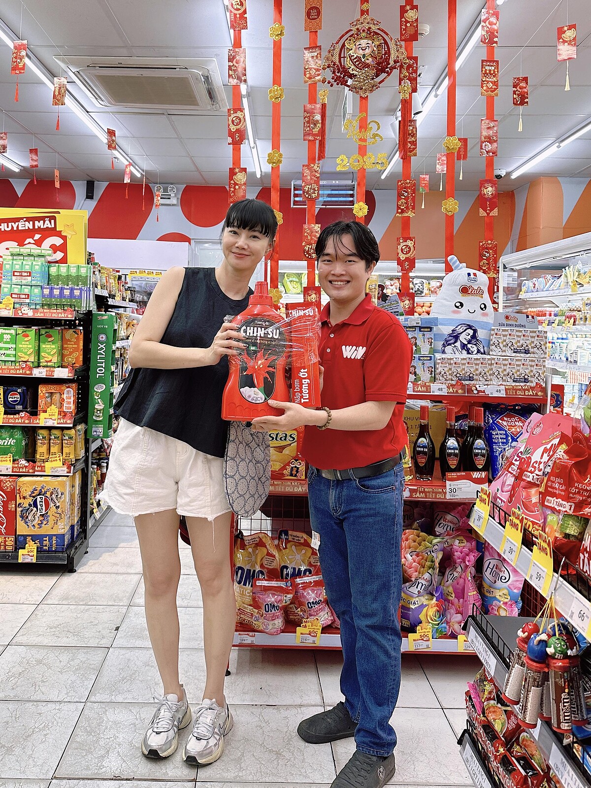 最後就由Aura與WinMart的店員，拿著五公斤的CHIN-SU辣椒醬祝各位讀者新年快樂！