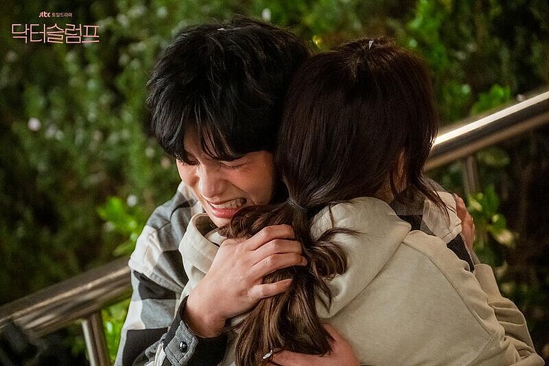 《低谷醫生》故事述說兩個人生勝利組如何走出谷底，彼此扶持。