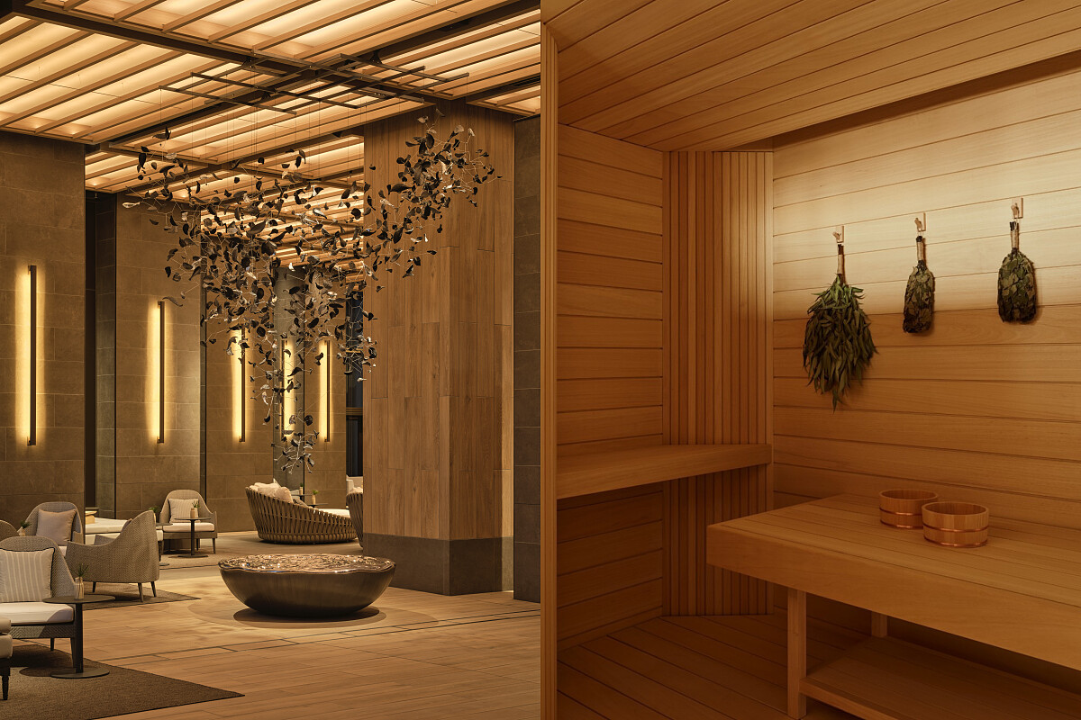 水療區有藝術品妝點，並附設桑拿室。