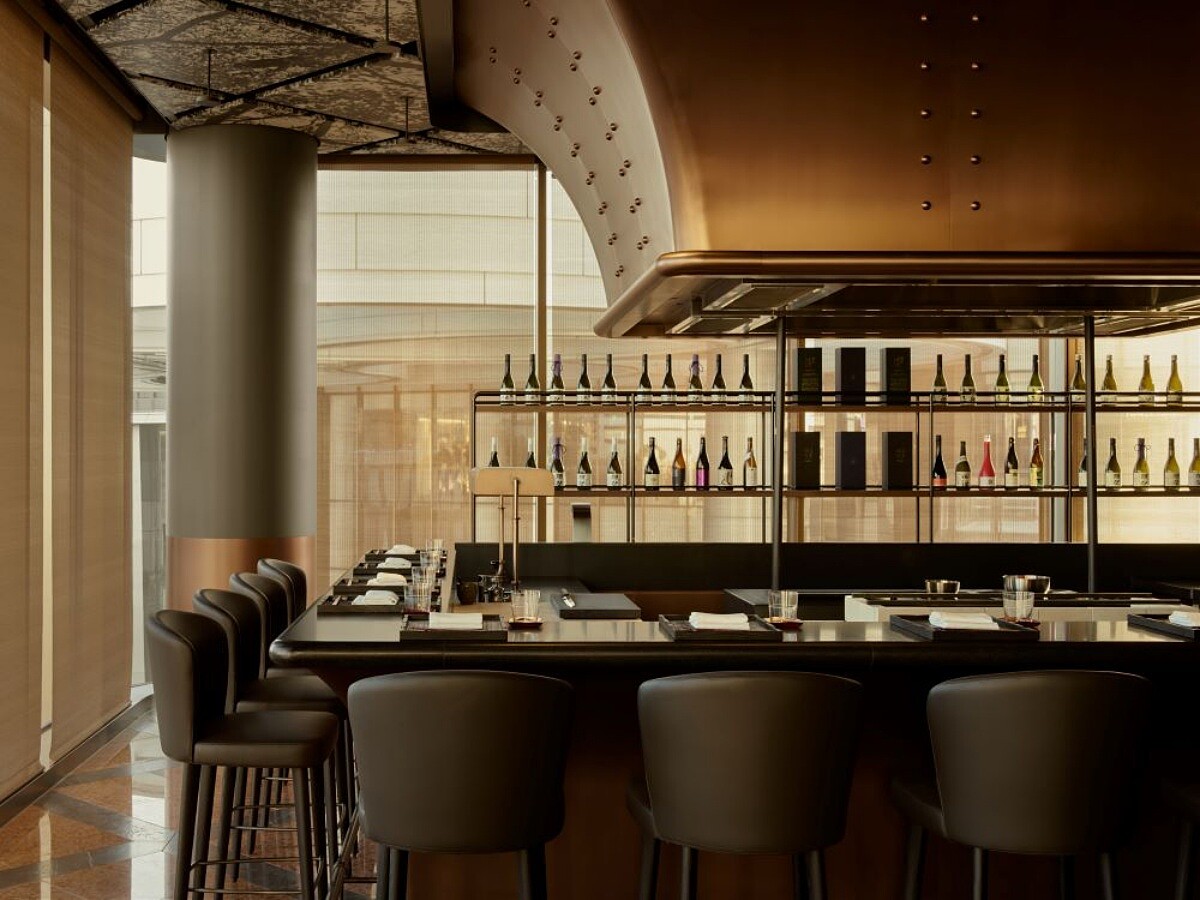 以鉚接銅吧台與開放式廚房營造時髦當代的空間。