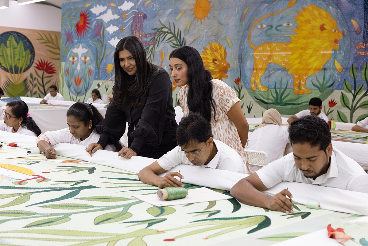 印度藝術家 Rithika Merchant 創作了一件沈浸式藝術作品，由九幅彩色畫作組成，並經 Chanakya 工作室與 Chanakya School of Craft 製作成大型紡織壁板，整體作品由 Karishma Swali 領導完成。