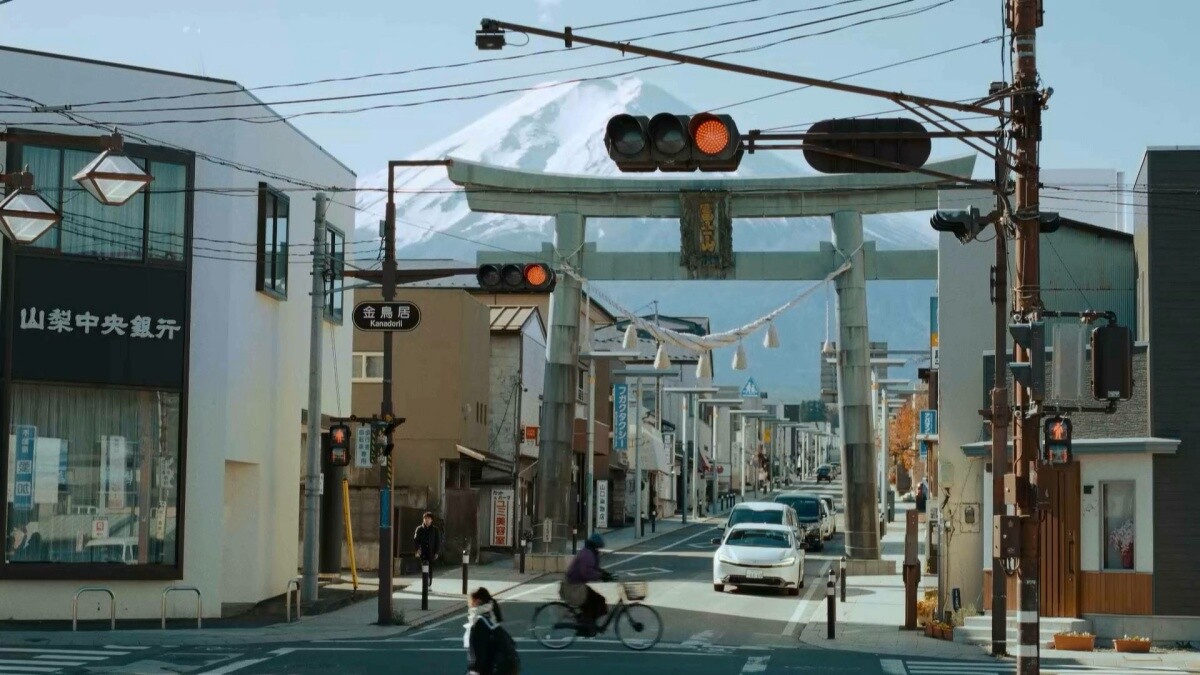 故事背景設在離富士山最近的城市&mdash;山梨縣吉田市。