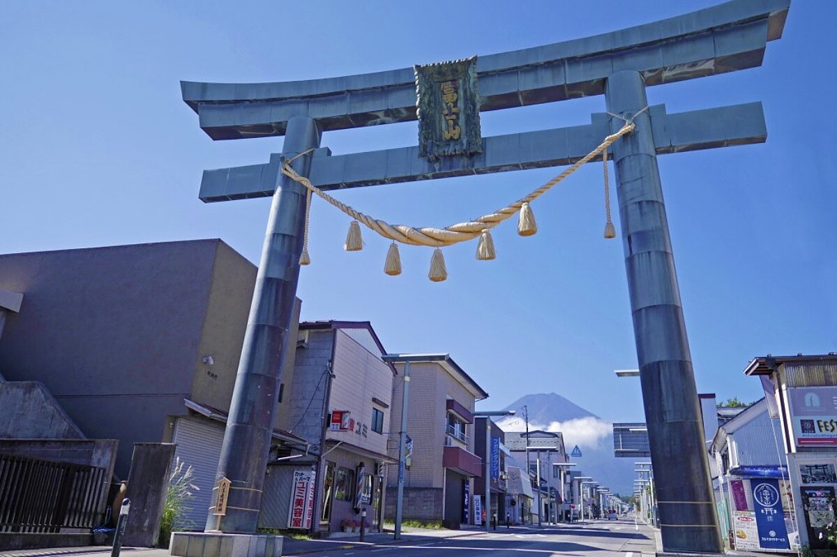這裡也是通往 吉田口登山道（前往富士山頂的登山路線）的第一座鳥居。