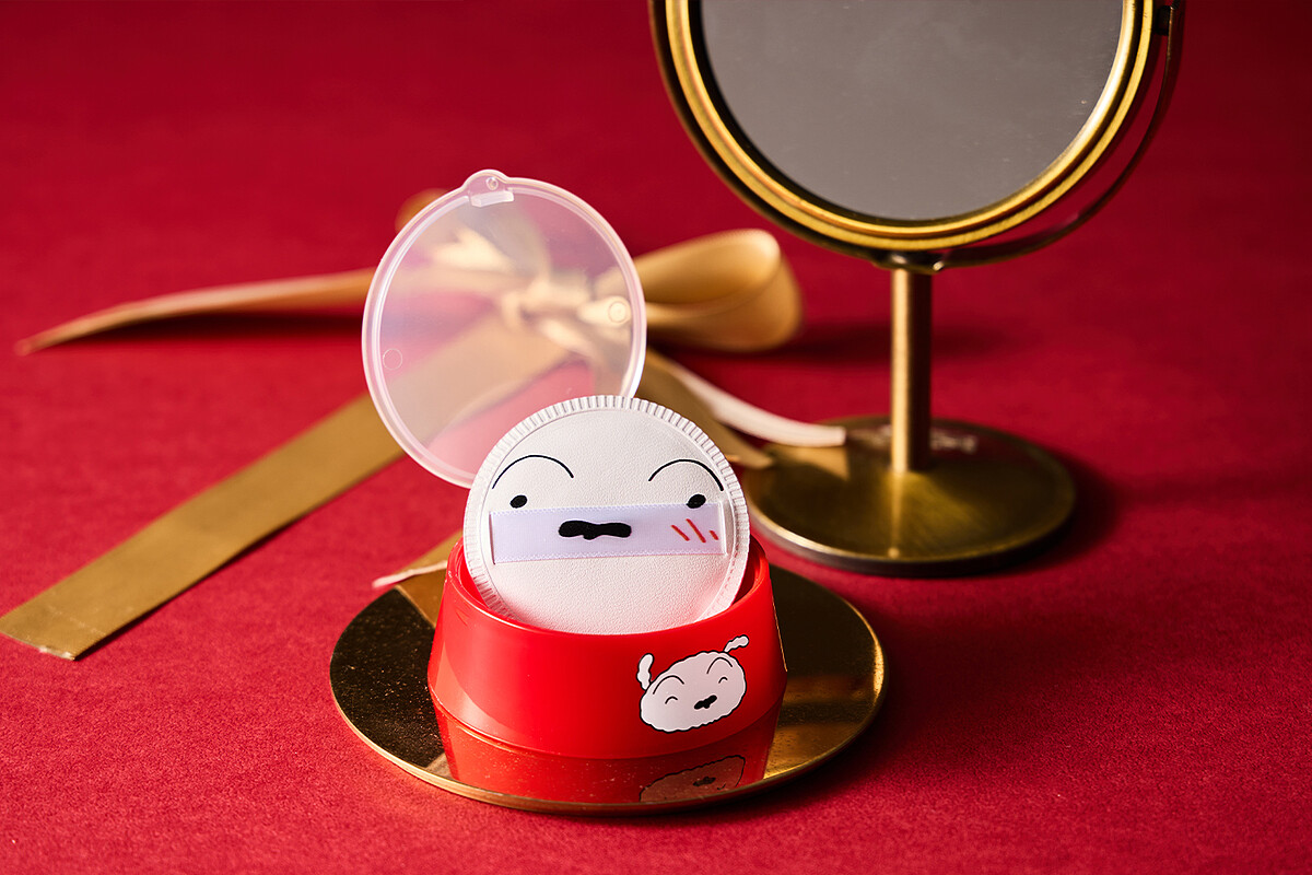 輕盈彈潤的小白舒芙蕾粉撲,輕鬆打造細膩妝感,增添每日妝容的歡樂與可愛(Photo/SUNFRIEND MOUTH)。