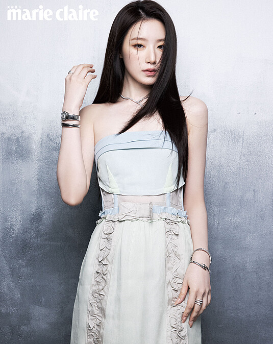 絲質平口洋裝，Miu Miu；SERPENTI 靈蛇系列白金鑽石項鍊、戒指、手環、SERPENTI 靈蛇螺旋系列精鋼鑽石腕錶，all by BVLGARI。