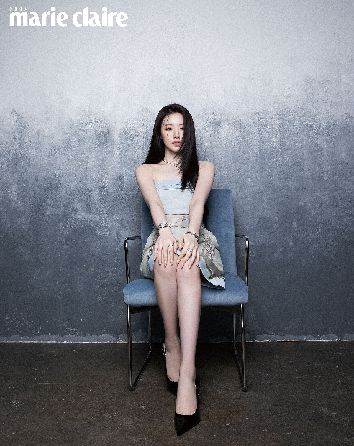 絲質平口洋裝，Miu Miu；黑色尖頭高跟鞋，Celine by Hedi Slimane；SERPENTI 靈蛇系列白金鑽石項鍊、戒指、手環、SERPENTI 靈蛇螺旋系列精鋼鑽石腕錶，all by BVLGARI。