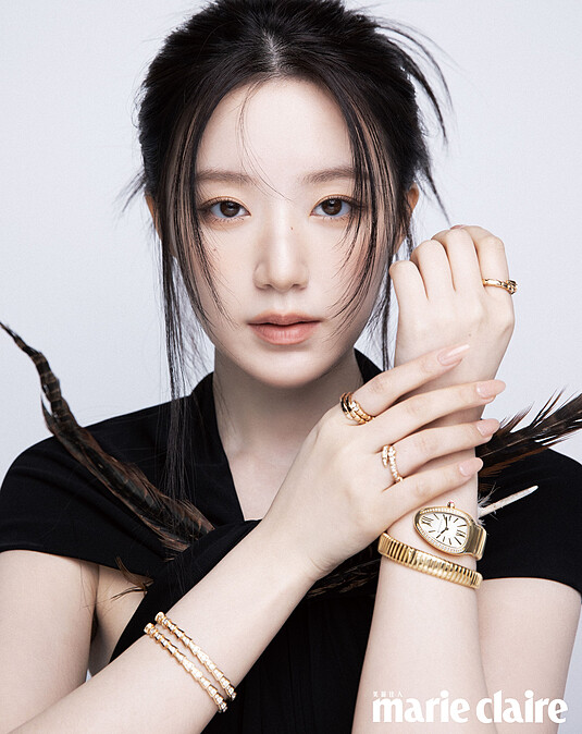 黑色羽毛洋裝，Loewe；SERPENTI 靈蛇系列玫瑰金鑽石手環、戒指、SERPENTI ；靈蛇螺旋系列玫瑰金鑽石腕錶，all by BVLGARI。