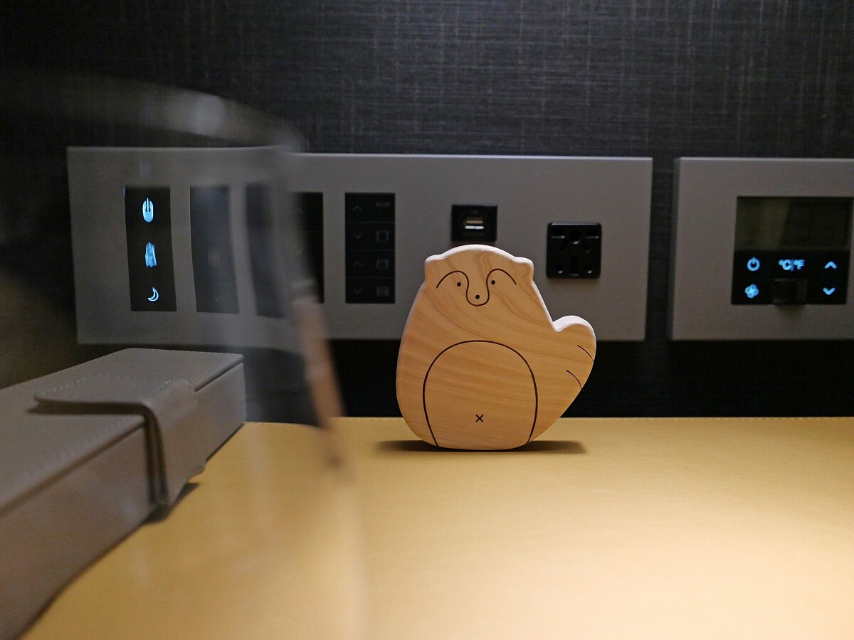 床邊的小玩偶是續住環保告示牌（入住期間不更換床單）。