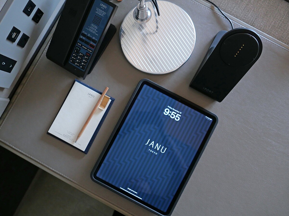 每間客房配有平板設備，上頭詳細記載全館設施，也能直接預約各項館內服務，相當方便。