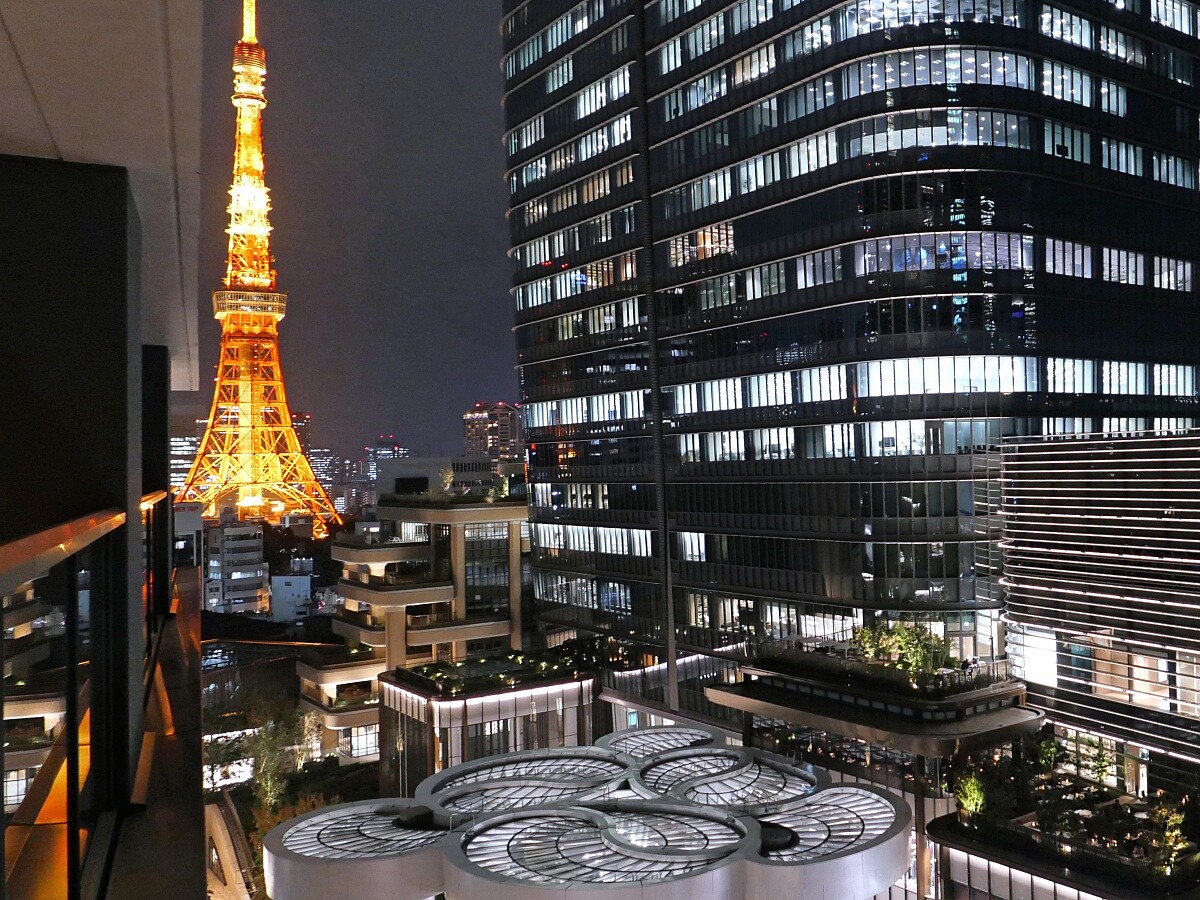 夜晚窗外就是麻布台之丘與東京鐵塔的景色。