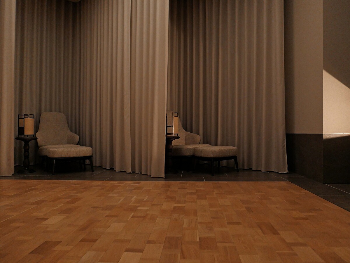 透過布幔的安排劃分空間。