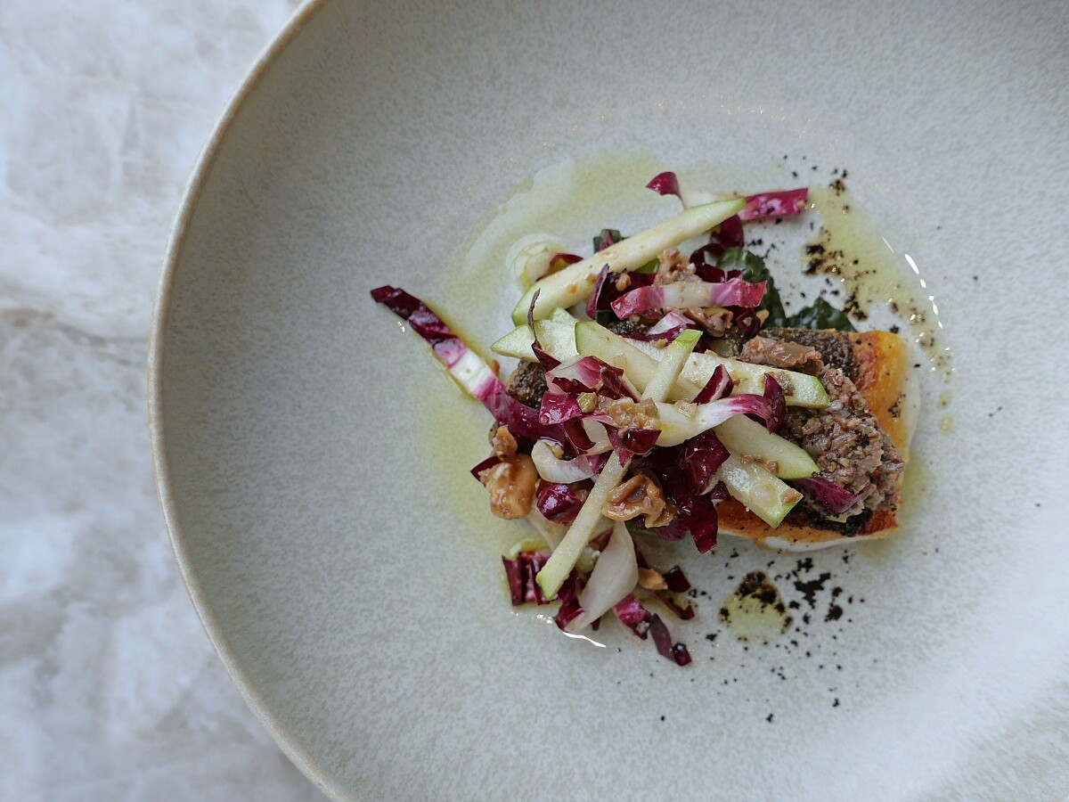 午間套餐主餐提供季節鮮魚。