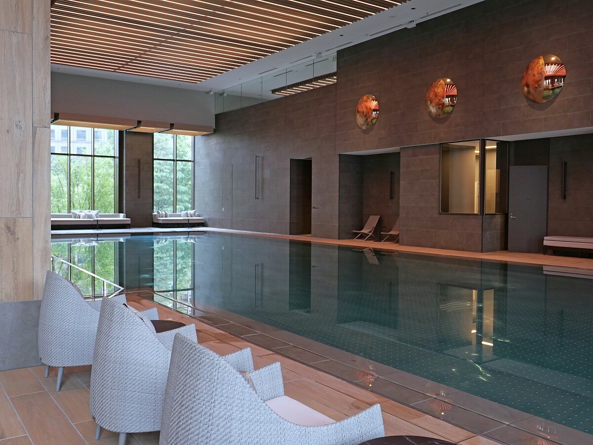 寬敞的泳池空間。