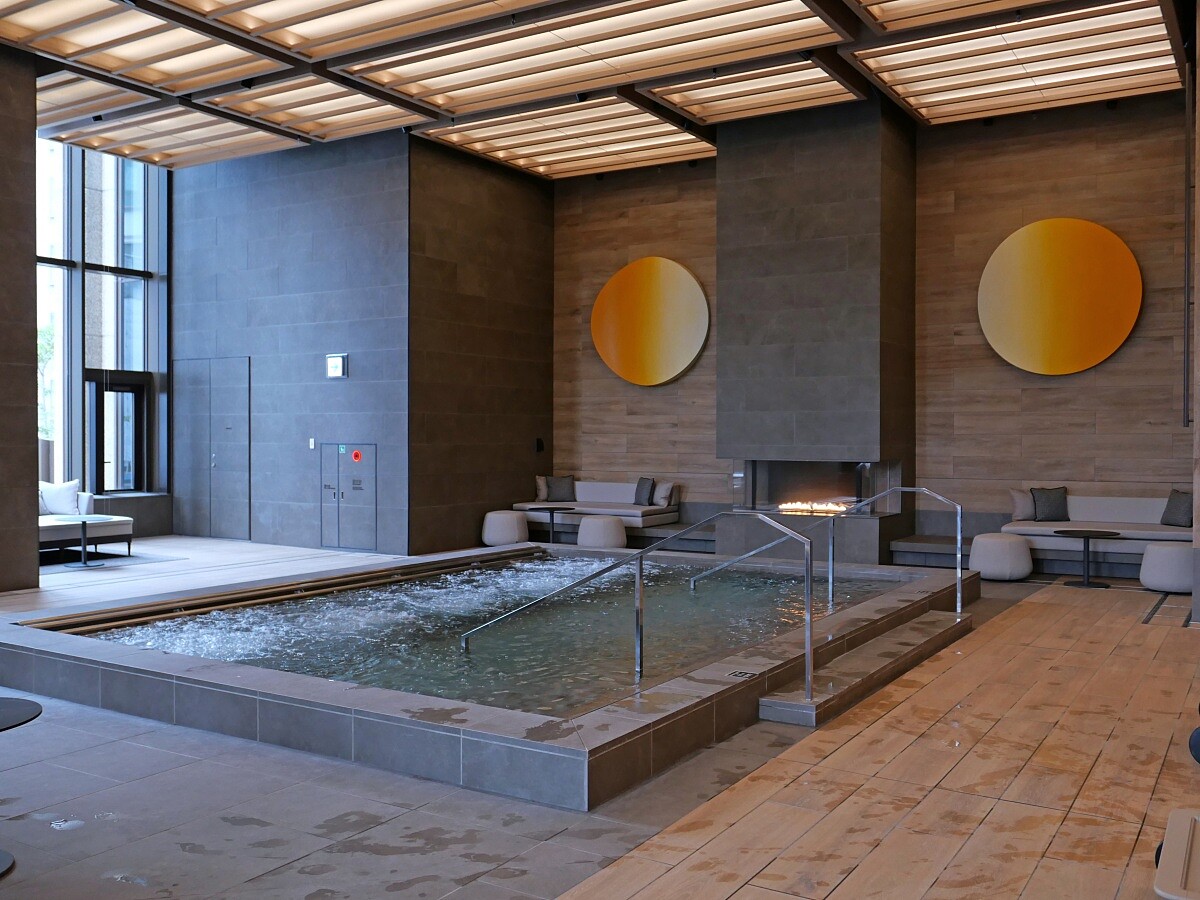 隨處都設置有線條簡約的火爐，為空間帶來典雅氛圍。