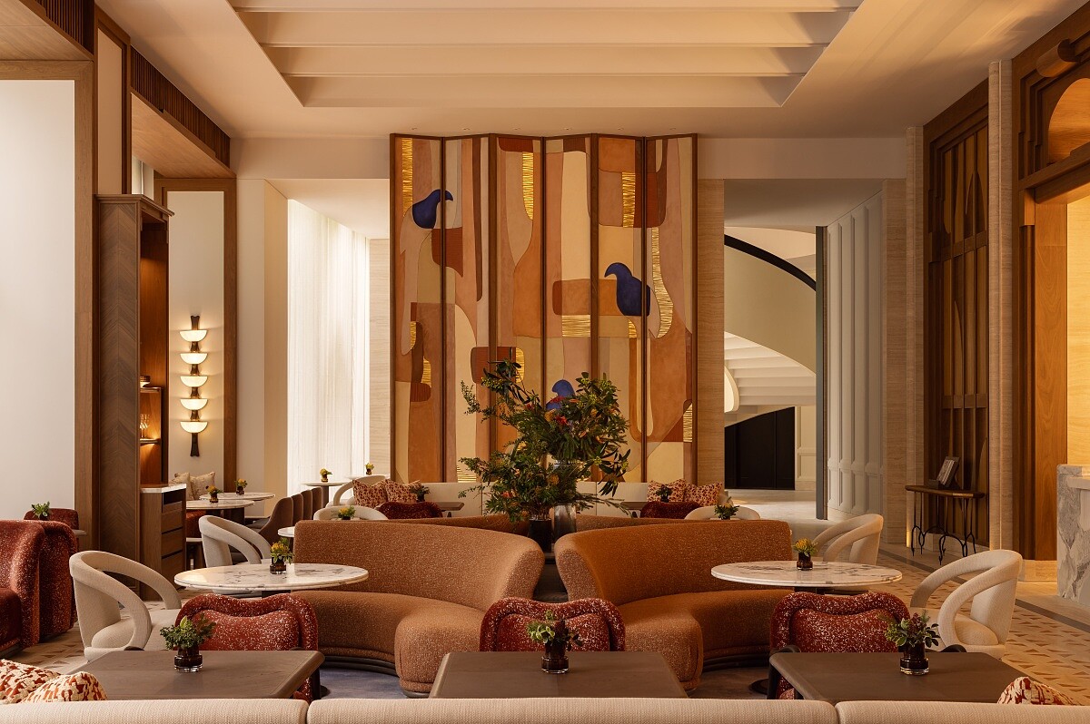 以溫暖的色調與細膩的材質展現「家的溫暖」，臺北嘉佩樂酒店精心呈獻 86 間兼具優雅與實用的雅緻客房與套房。